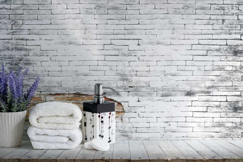 Inspirujące aranżacje łazienek z białymi i czerwonymi cegłami na ścianach - 16 kreatywnych projektów